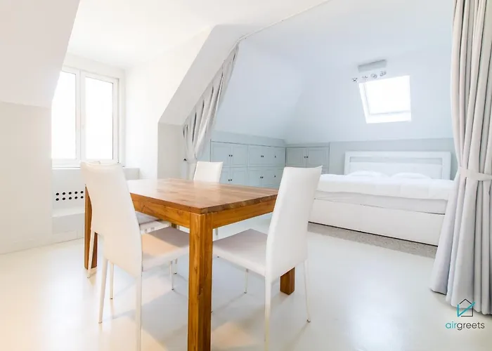 Apartment Modern, Minimalist Flat In *